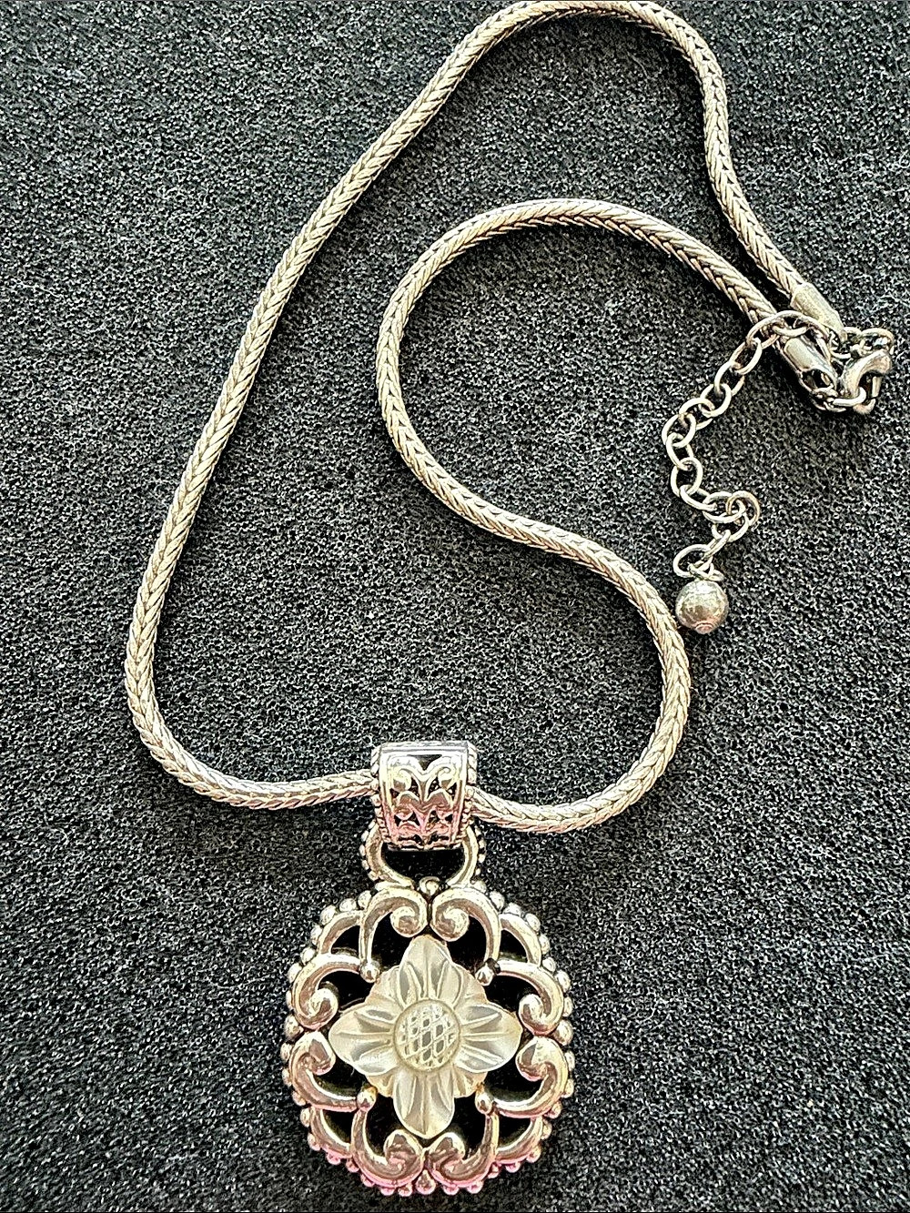 Talbots Twinkle La Flor Necklace Floral Pendant Necklace in Silver and White